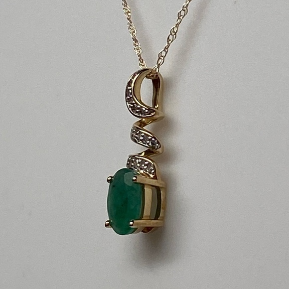10K Yellow Gold Oval Shape Natural Emerald and Diamond Pendant and Chain NEW - Picture 3 of 9